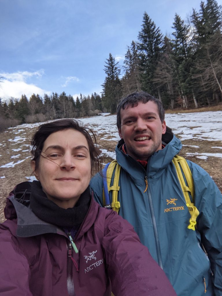Selfie sur piste de ski à moitié enneigée