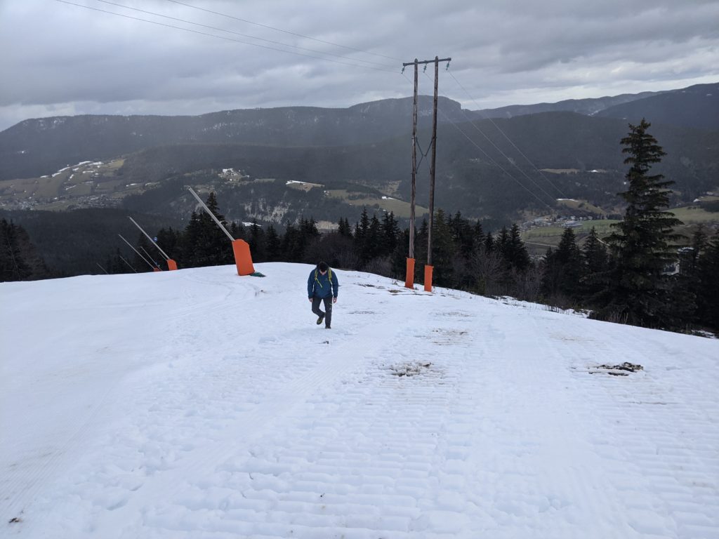 Romain en train de monter une piste enneigée